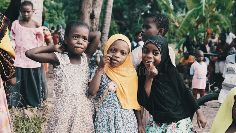 Niños africanos curiosos mirando a cámara en la aldea zanzíbar áfrica