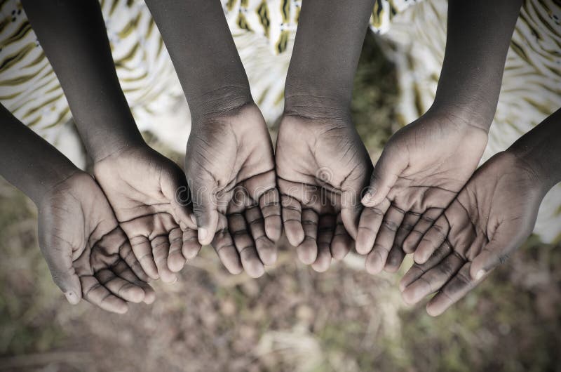 Niños africanos que llevan a cabo las manos ahuecadas para pedir ayuda Africano pobre
