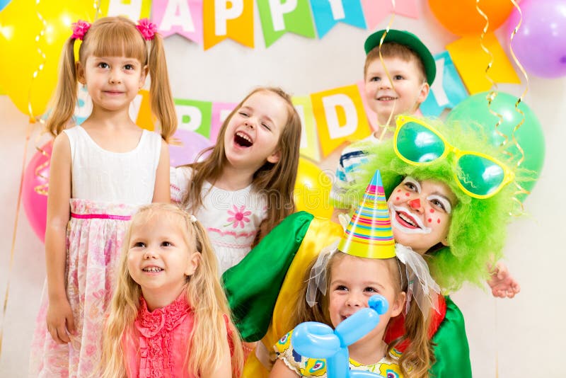 Niños alegres grupo y payaso en fiesta de cumpleaños fotografía de archivo libre de regalías Niños alegres grupo y payaso en fiesta de cumpleaños fotografía de archivo libre de regalías