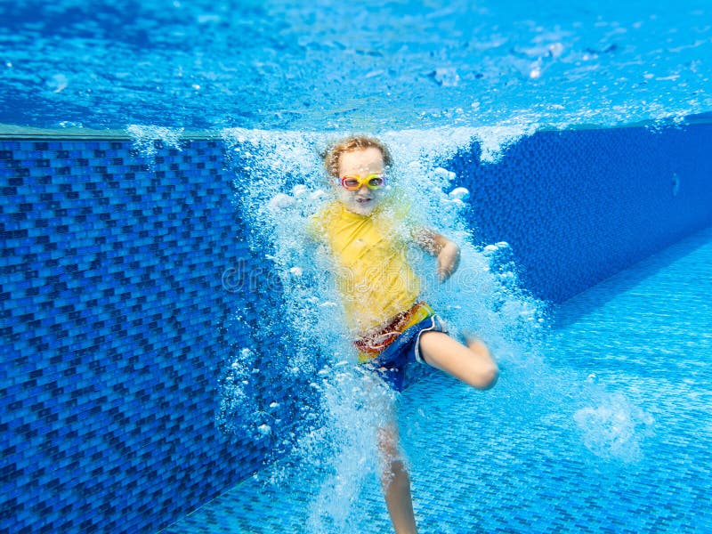 Niños Bajo El Agua En La Piscina Nadar Imagen De Archivo Imagen De