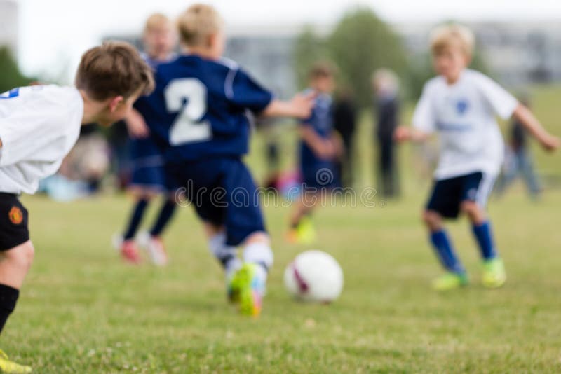 Niños borrosos que juegan a fútbol imágenes de archivo libres de regalías