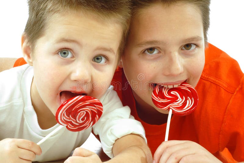 Niños con el caramelo foto de archivo libre de regalías Niños con el caramelo foto de archivo libre de regalías