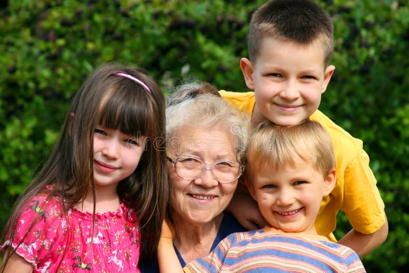 Niños con su abuela imagen de archivo libre de regalías Niños con su abuela imagen de archivo libre de regalías