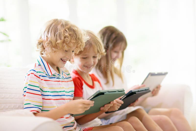 Niños con teléfono móvil. niño con tablet fotos de archivo