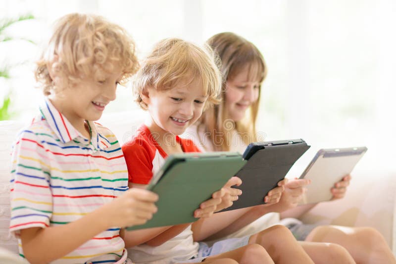 Niños con teléfono móvil. niño con tablet foto de archivo