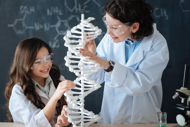 Niños curiosos que estudian la microbiología en la escuela foto de archivo libre de regalías Niños curiosos que estudian la microbiología en la escuela foto de archivo libre de regalías