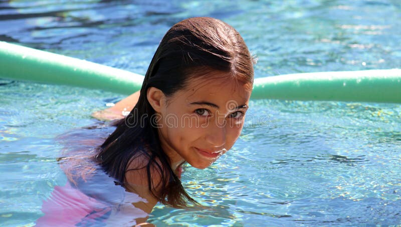 Niños de los ojos verdes de la niña que juegan en la piscina en el centro turístico tropical en Los Cabos México fotos de archivo libres de regalías Niños de los ojos verdes de la niña que juegan en la piscina en el centro turístico tropical en Los Cabos México fotos de archivo libres de regalías