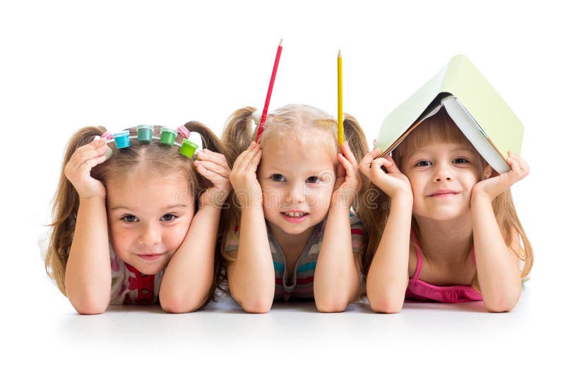 Niños divertidos con el libro, los lápices y las pinturas imágenes de archivo libres de regalías Niños divertidos con el libro, los lápices y las pinturas imágenes de archivo libres de regalías