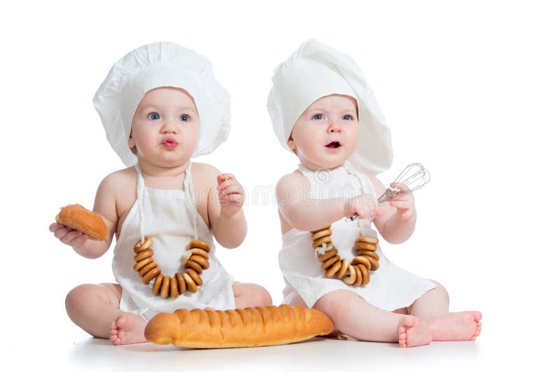 Niños divertidos muchacho y muchacha de los cocineros fotografía de archivo Niños divertidos muchacho y muchacha de los cocineros fotografía de archivo