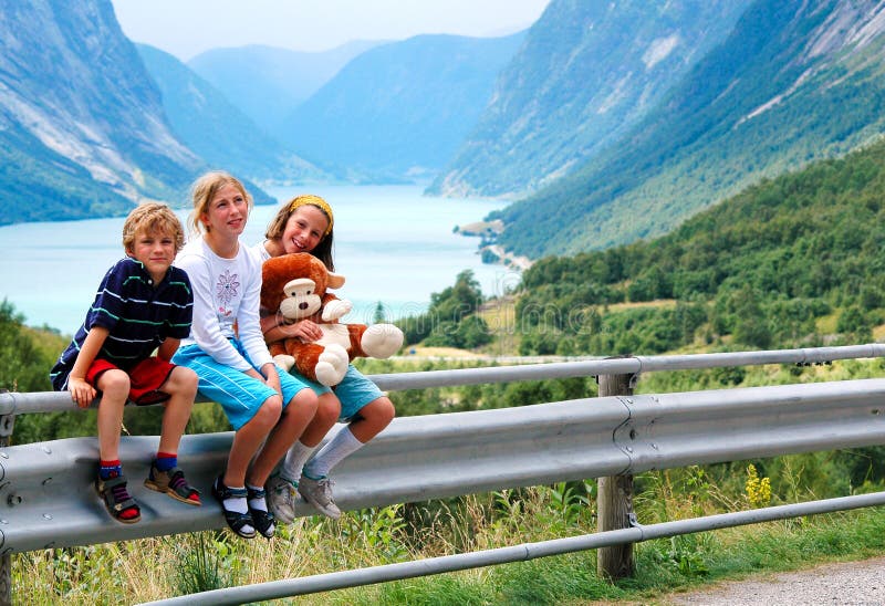 Niños el día de fiesta en Noruega foto de archivo Niños el día de fiesta en Noruega foto de archivo