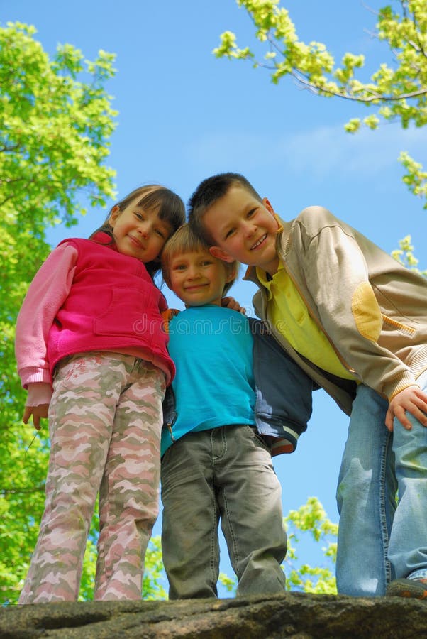 niños en bosque imágenes de archivo libres de regalías niños en bosque imágenes de archivo libres de regalías