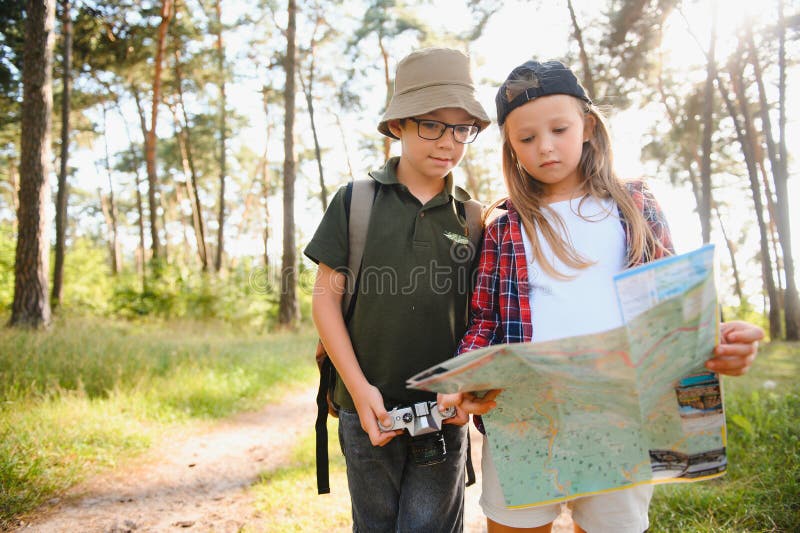 Niños en el bosque verde concepto de juego de niños vacaciones y viajes imágenes de archivo libres de regalías