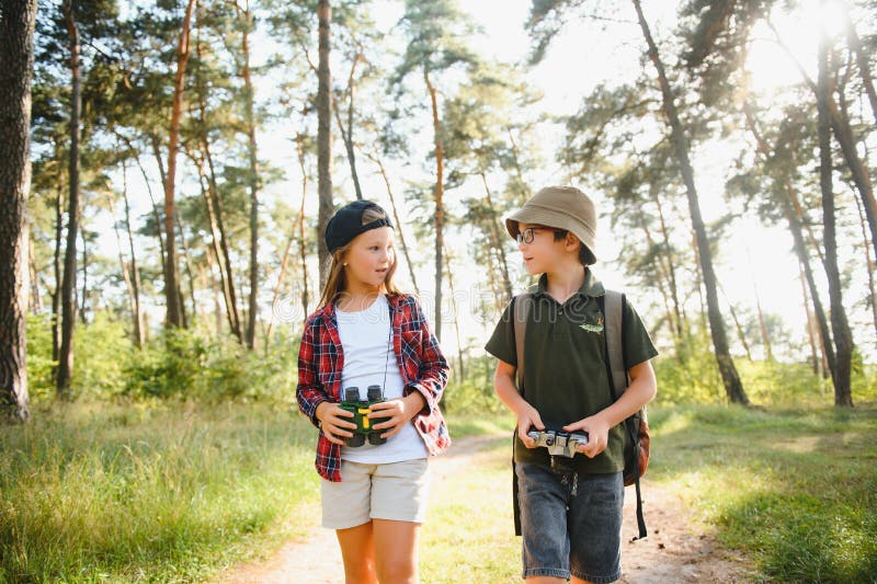 Niños en el bosque verde concepto de juego de niños vacaciones y viajes foto de archivo