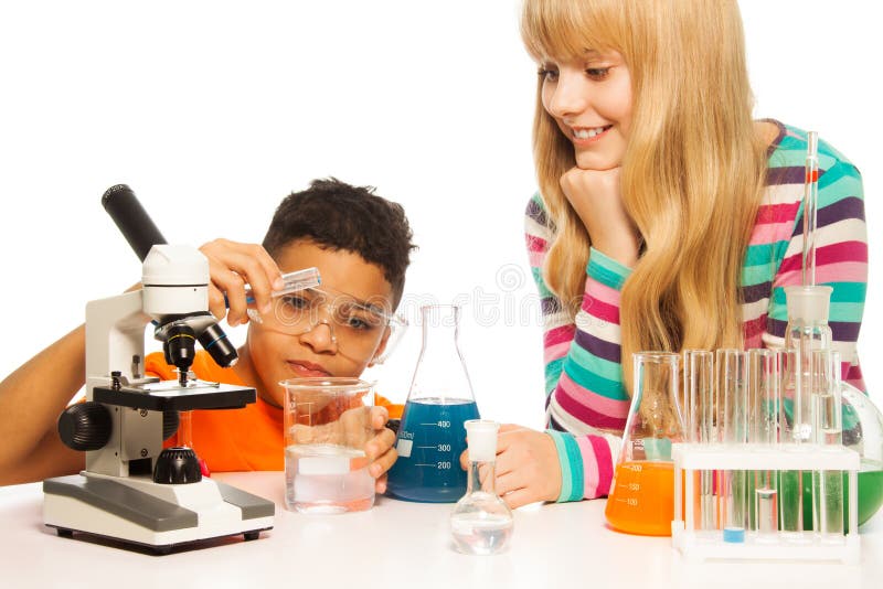 Niños en el laboratorio escolar fotografía de archivo
