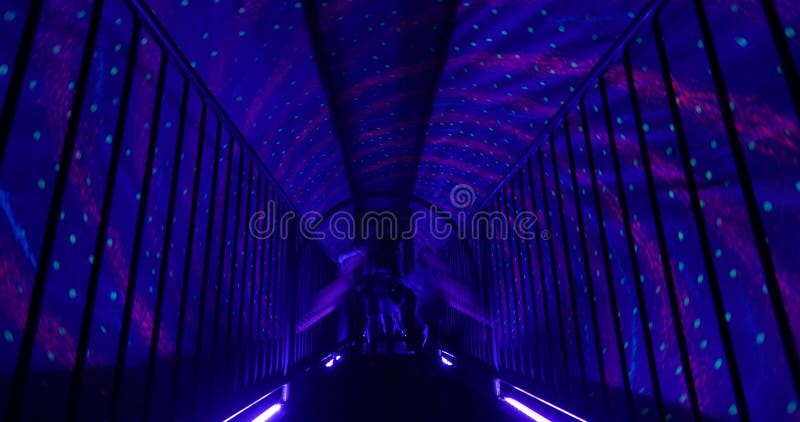 Niños en el túnel con el cielo giratorio y la imitación de estrellas metrajes