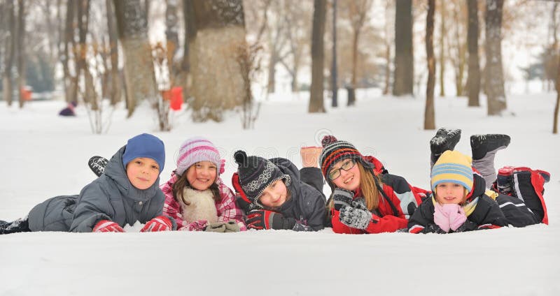 Niños en la nieve en invierno imagen de archivo Niños en la nieve en invierno imagen de archivo