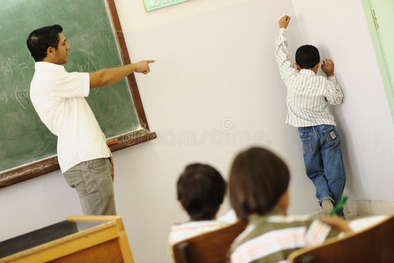 Niños en la sala de clase de la escuela fotos de archivo Niños en la sala de clase de la escuela fotos de archivo