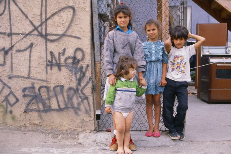 Niños en pobreza fotografía de archivo libre de regalías Niños en pobreza fotografía de archivo libre de regalías