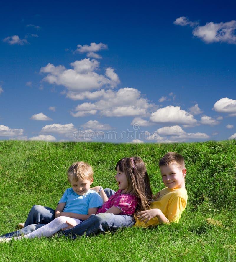 Niños en un prado imagen de archivo libre de regalías Niños en un prado imagen de archivo libre de regalías