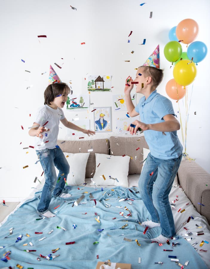 Niños enérgicos que celebran evento feliz fotografía de archivo Niños enérgicos que celebran evento feliz fotografía de archivo