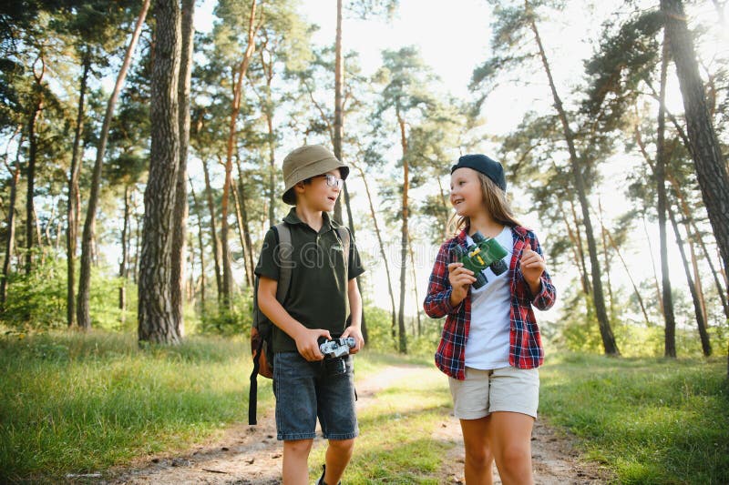 Niños exploradores en el bosque. imágenes de archivo libres de regalías