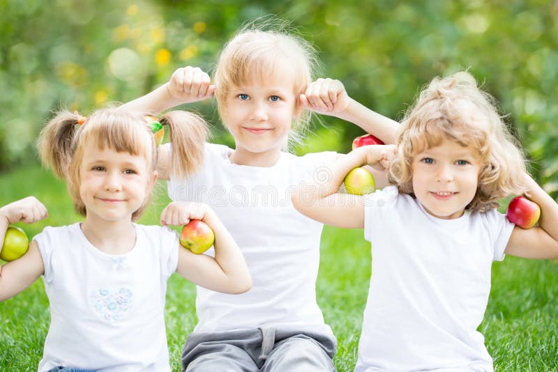 Niños felices con las manzanas foto de archivo Niños felices con las manzanas foto de archivo