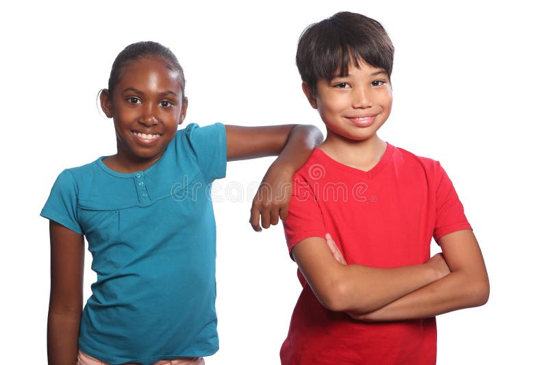 Niños felices de la escuela de los pares multirraciales del muchacho y de la muchacha fotos de archivo libres de regalías Niños felices de la escuela de los pares multirraciales del muchacho y de la muchacha fotos de archivo libres de regalías