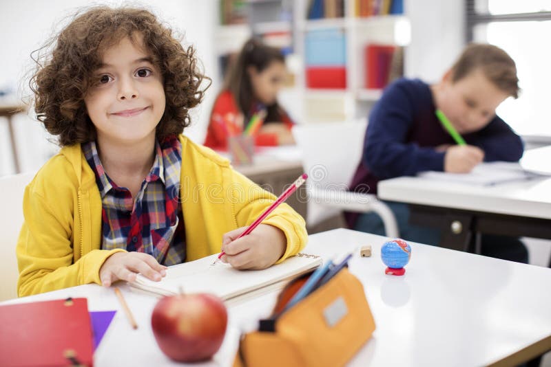 Niños felices en clase imágenes de archivo libres de regalías Niños felices en clase imágenes de archivo libres de regalías