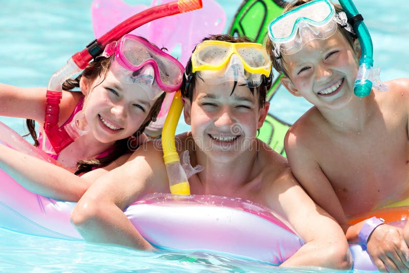 Niños felices en piscina imagen de archivo libre de regalías Niños felices en piscina imagen de archivo libre de regalías