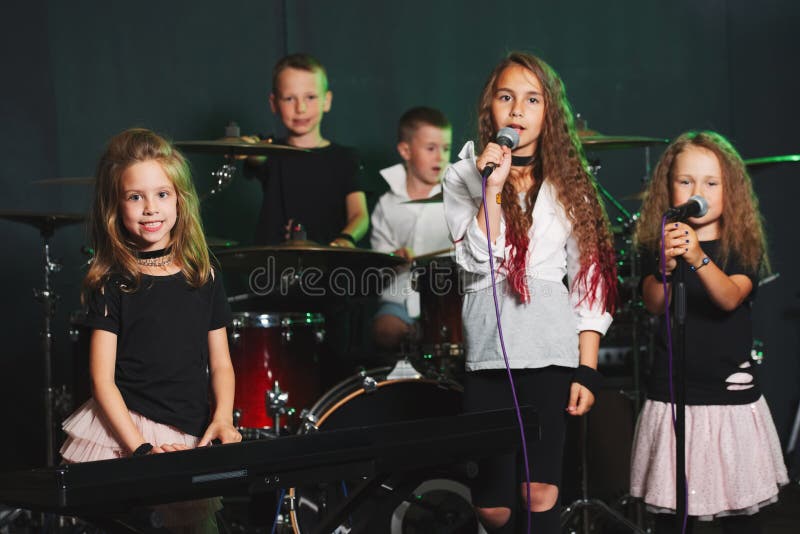 Niños felices que cantan y que juegan música fotografía de archivo Niños felices que cantan y que juegan música fotografía de archivo