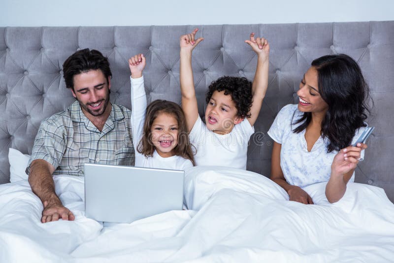 Niños felices que disfrutan después de hacer compras en línea fotos de archivo Niños felices que disfrutan después de hacer compras en línea fotos de archivo