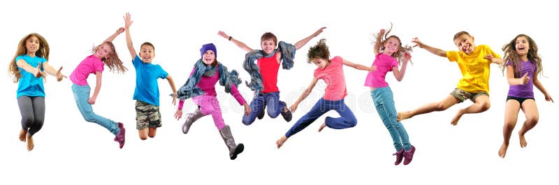 Niños felices que ejercitan y que saltan sobre blanco