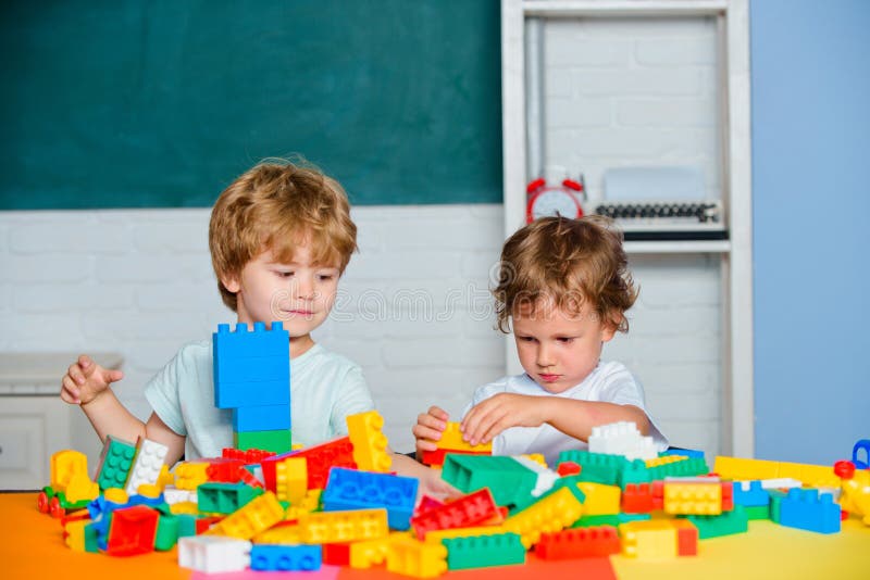 Niños Jugando Con El Tren De Juguete Niños Pequeños Juegan Con Bloques Juguetes Educativos 