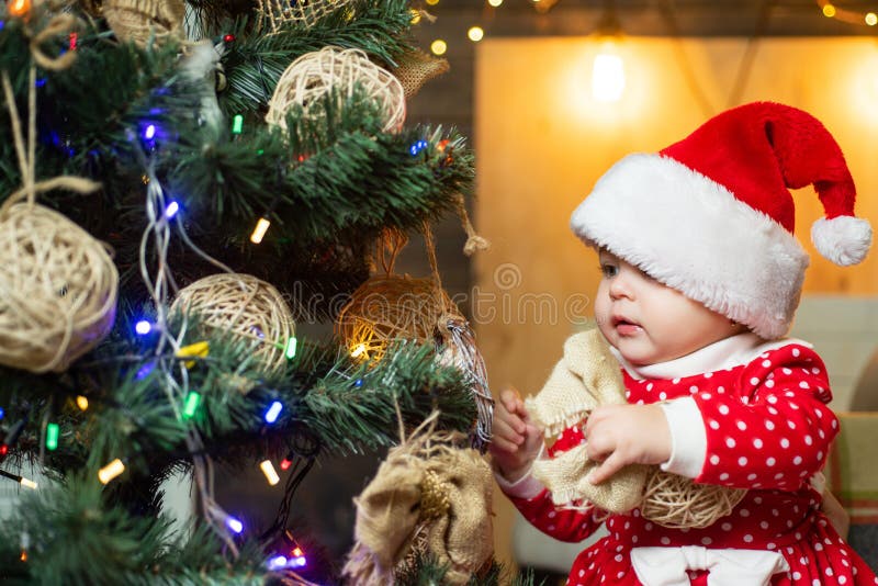Niños lindos que celebran la Navidad niño Niño feliz con el regalo de la Navidad imagen de archivo libre de regalías Niños lindos que celebran la Navidad niño Niño feliz con el regalo de la Navidad imagen de archivo libre de regalías