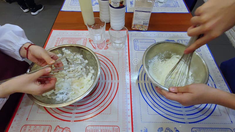 Niños preparando alimentos. clase maestra para niños. los niños hacen helados. almacen de video