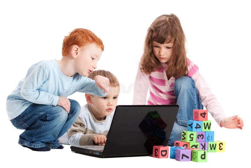 Niños que aprenden con las cartas y el ordenador de los cabritos foto de archivo libre de regalías Niños que aprenden con las cartas y el ordenador de los cabritos foto de archivo libre de regalías