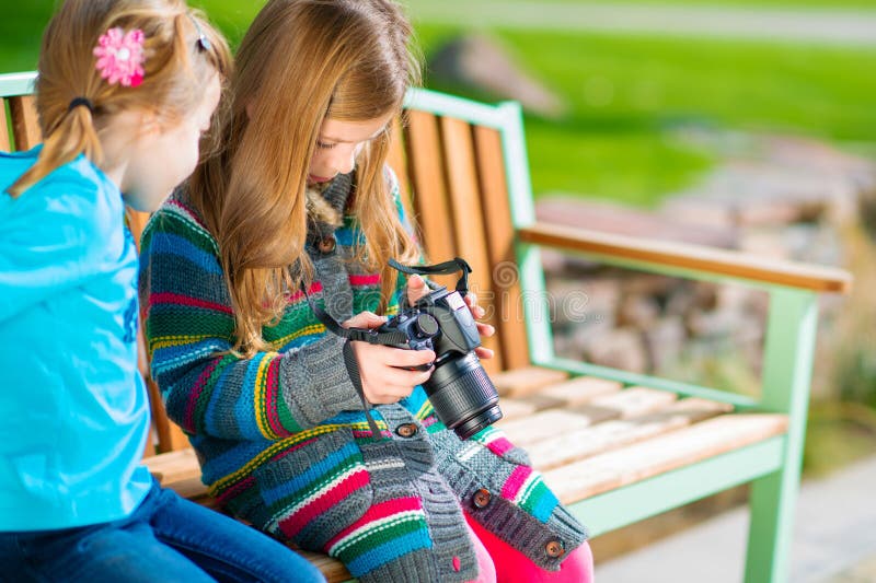 Niños que aprenden fotografía foto de archivo Niños que aprenden fotografía foto de archivo