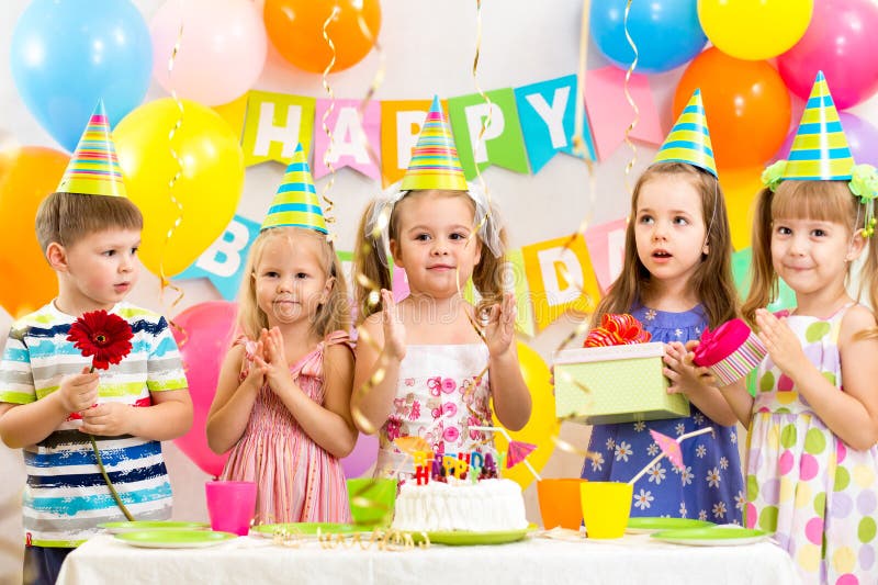 Niños que celebran día de fiesta del cumpleaños foto de archivo Niños que celebran día de fiesta del cumpleaños foto de archivo
