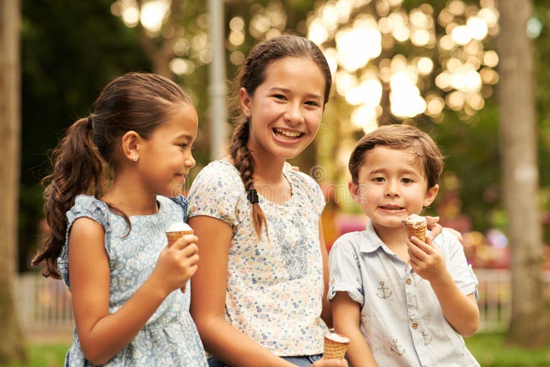 Niños que comen el helado fotos de archivo libres de regalías Niños que comen el helado fotos de archivo libres de regalías