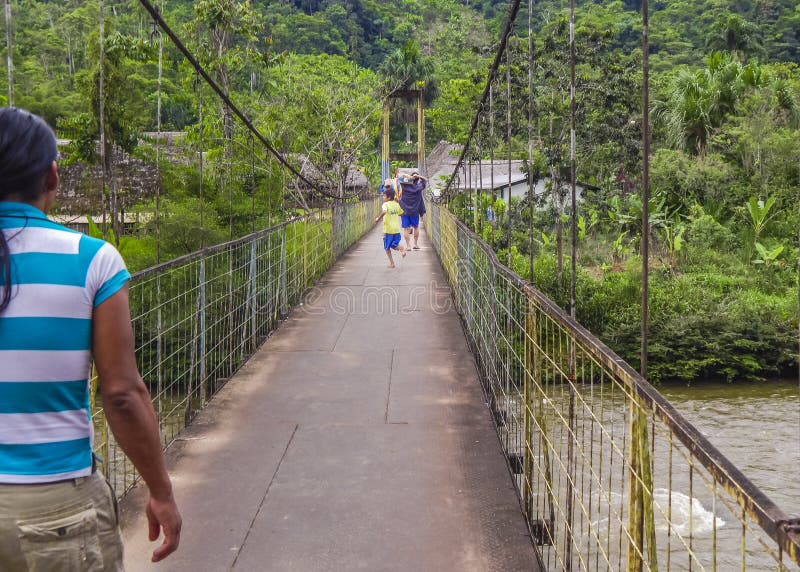 Niños que corren en el puente Amazonia Ecuador fotos de archivo libres de regalías Niños que corren en el puente Amazonia Ecuador fotos de archivo libres de regalías