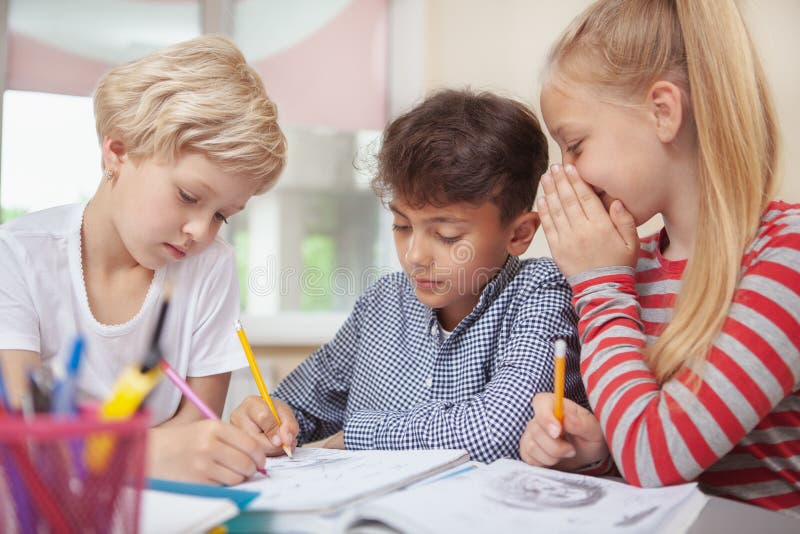 Niños que dibujan en la clase de arte de la escuela primaria fotos de archivo libres de regalías Niños que dibujan en la clase de arte de la escuela primaria fotos de archivo libres de regalías