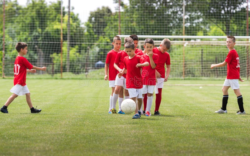 Niños que entrenan a fútbol imagen de archivo Niños que entrenan a fútbol imagen de archivo