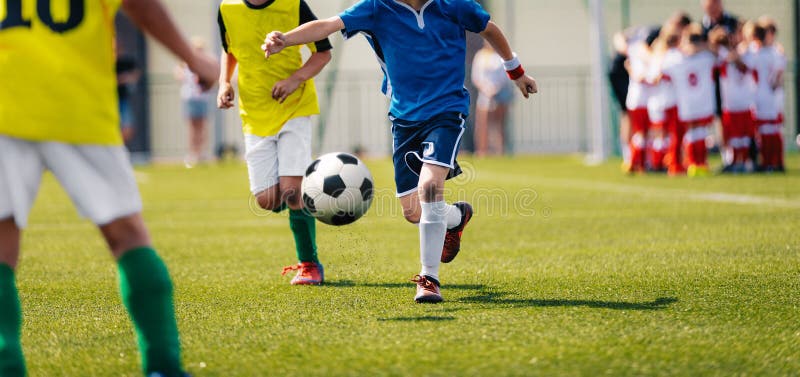 Niños que juegan al partido de fútbol durante el torneo del fútbol de la escuela primaria