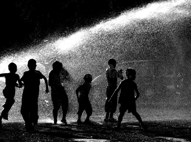 Niños que juegan en agua fotos de archivo Niños que juegan en agua fotos de archivo