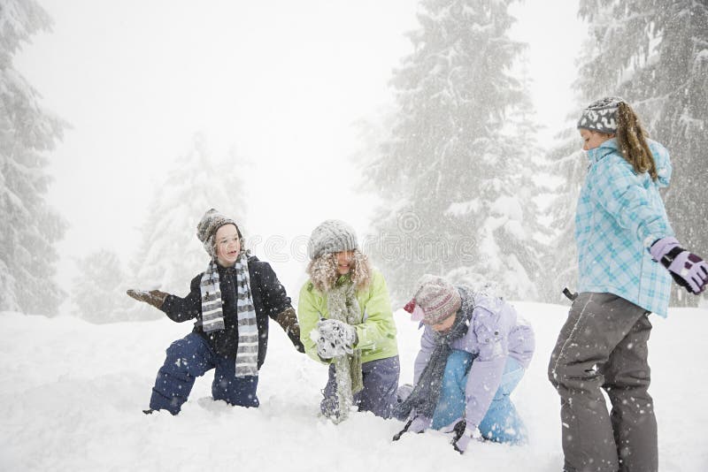 Niños que juegan en la nieve fotos de archivo libres de regalías Niños que juegan en la nieve fotos de archivo libres de regalías