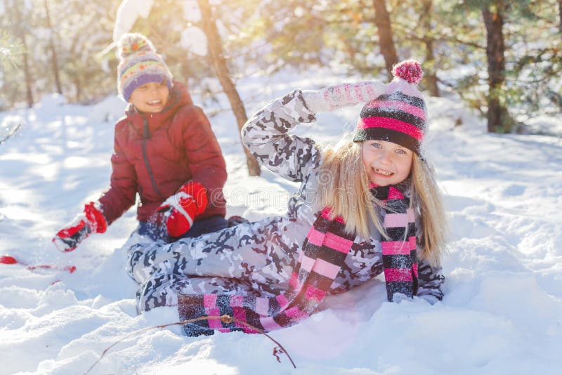 Niños que juegan en nieve grande en invierno imagen de archivo Niños que juegan en nieve grande en invierno imagen de archivo
