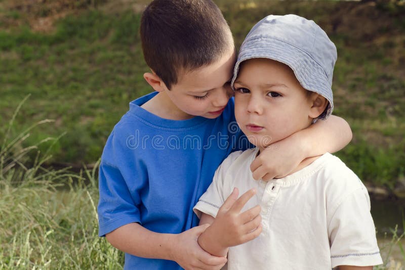 Niños que juegan y que abrazan foto de archivo Niños que juegan y que abrazan foto de archivo