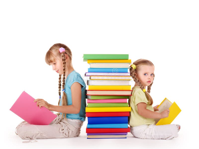 Niños que leen la pila del libro. imágenes de archivo libres de regalías Niños que leen la pila del libro. imágenes de archivo libres de regalías
