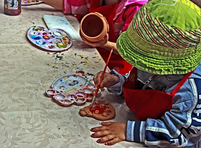 Niños que pintan la cerámica 1 fotos de archivo libres de regalías Niños que pintan la cerámica 1 fotos de archivo libres de regalías