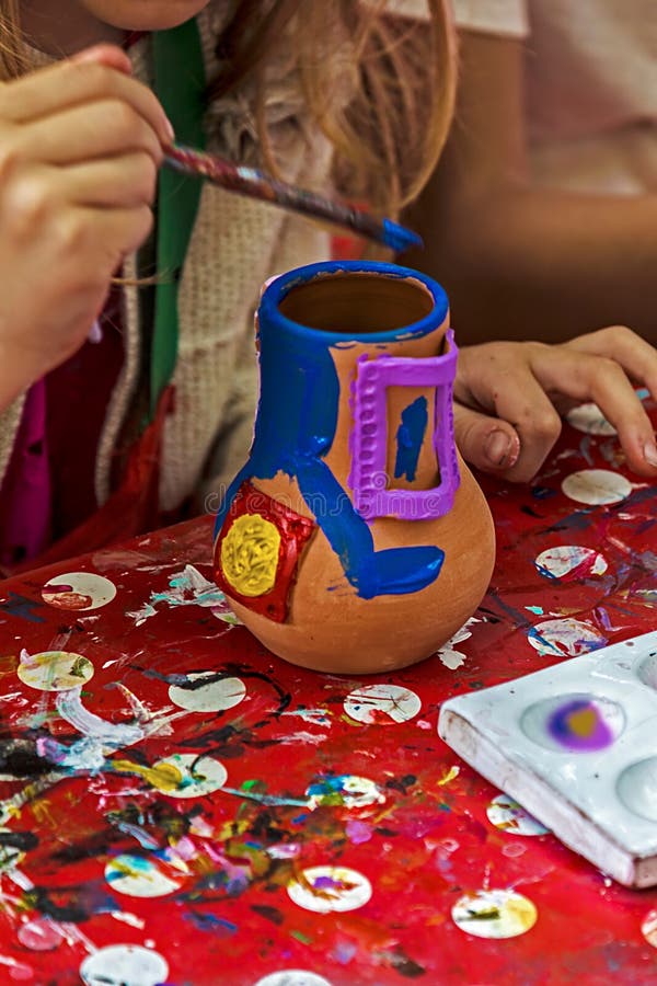 Niños que pintan la cerámica 12 foto de archivo libre de regalías Niños que pintan la cerámica 12 foto de archivo libre de regalías